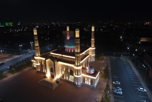 2019.6 Moscheebeleuchtung in Nursultan, Kasachstan